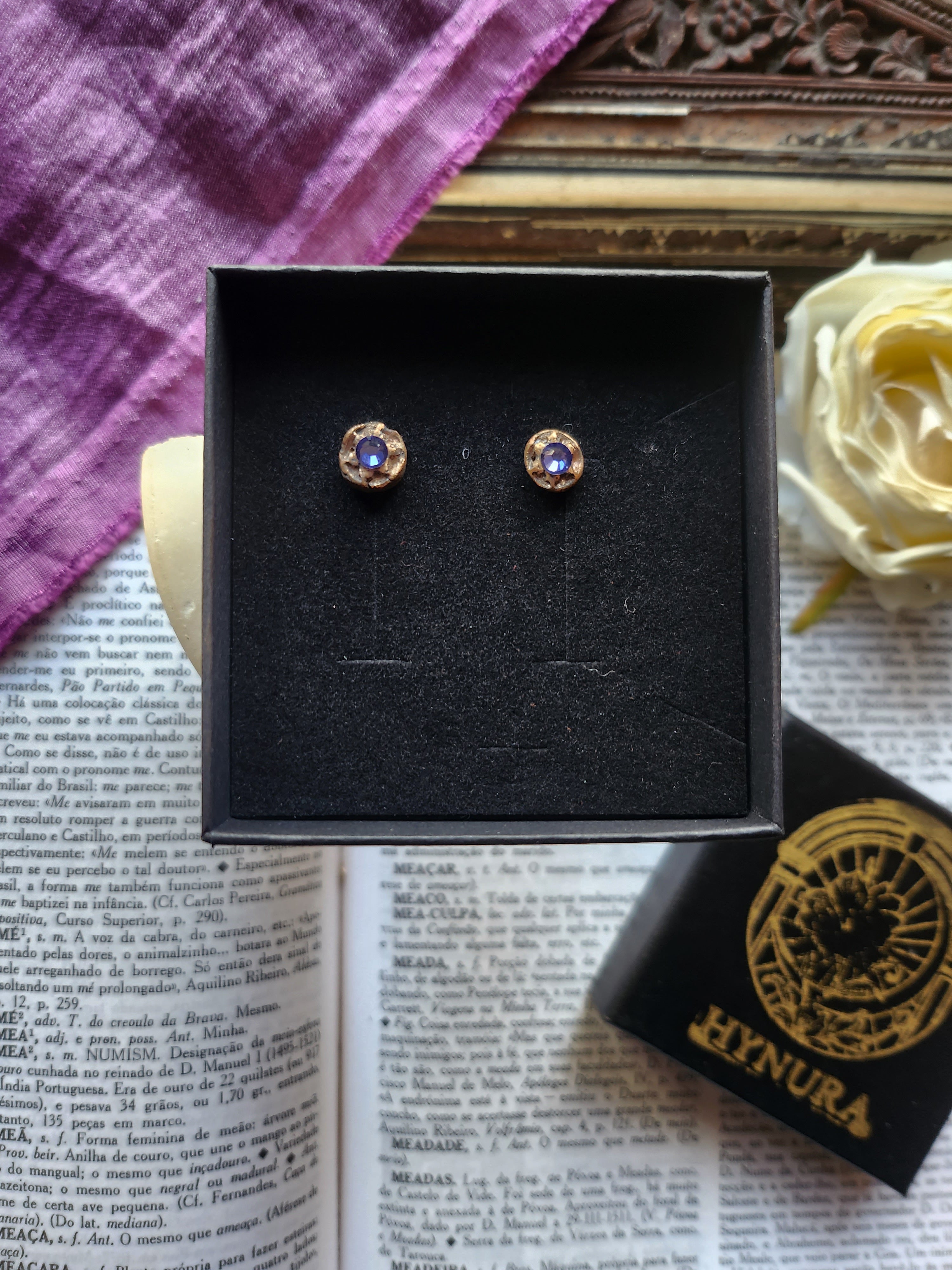 Pendientes de bronce hechos a mano con cristales de color lila