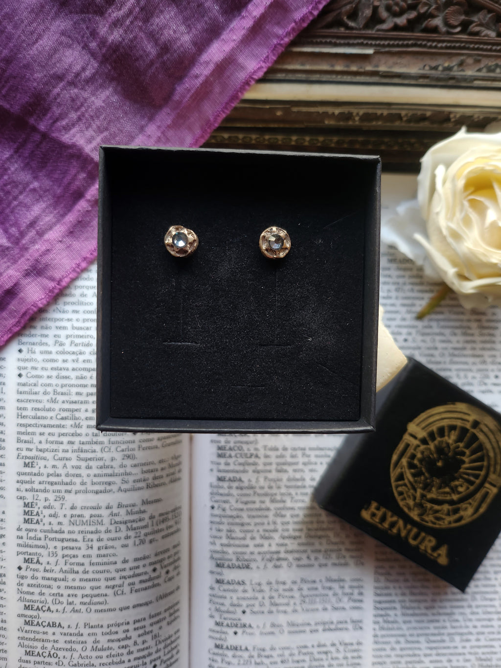 Pendientes de botón de cristal gris de bronce hechos a mano