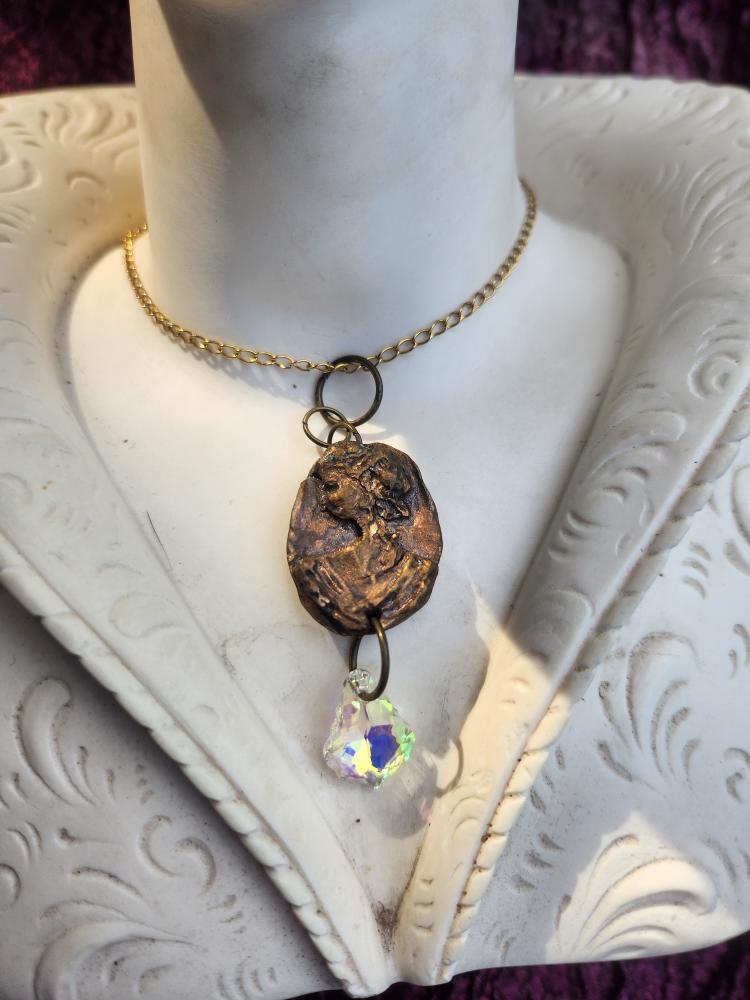 Medallón romano de bronce hecho a mano con cristal iridiscente.