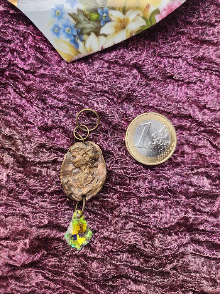 Medallón romano de bronce hecho a mano con cristal iridiscente.