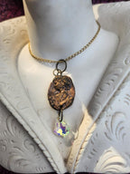 Medallón romano de bronce hecho a mano con cristal iridiscente.