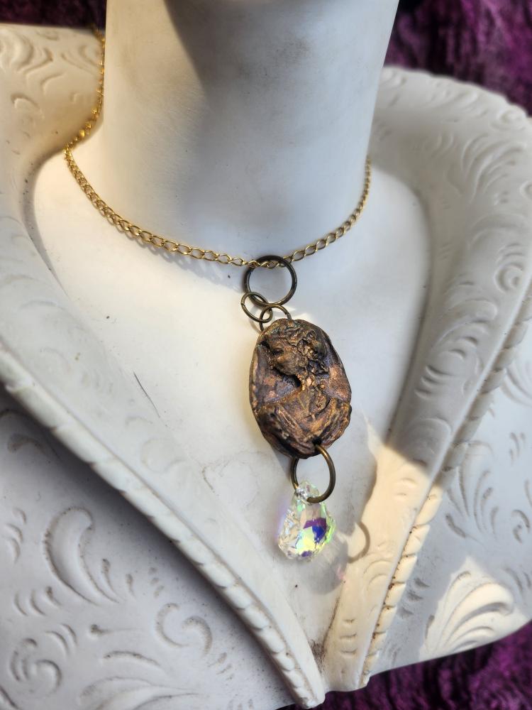 Medallón romano de bronce hecho a mano con cristal iridiscente.