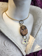 Medallón romano de bronce hecho a mano con cristal iridiscente.