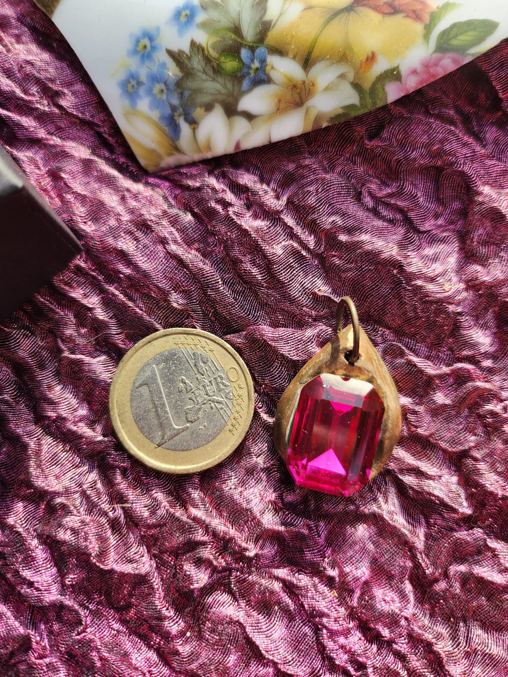 Colgante de bronce hecho a mano con cristal fucsia.