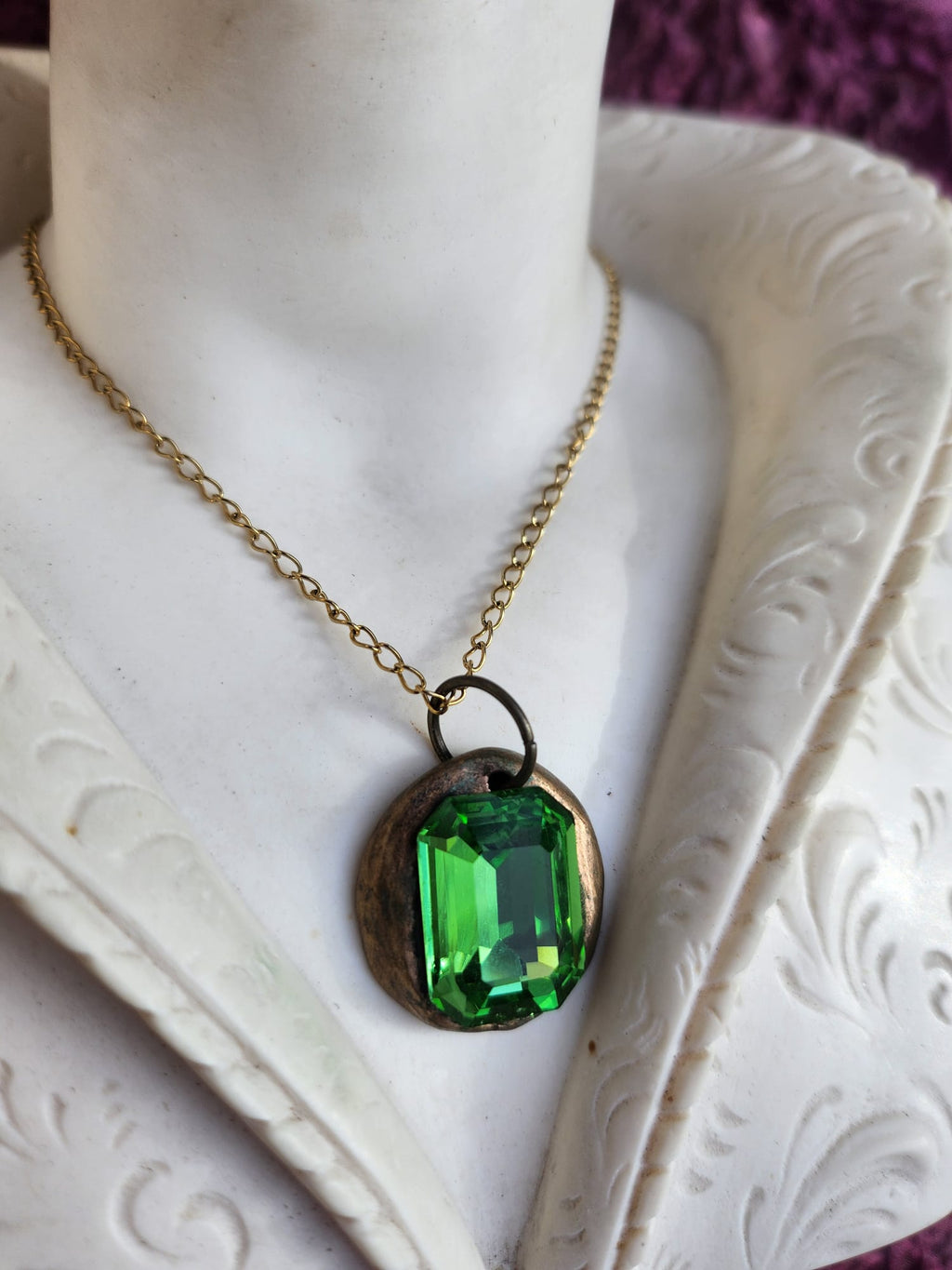 Colgante de esmeralda hecho a mano con colgante de cristal verde.