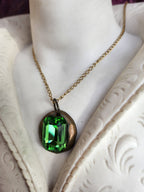 Colgante de esmeralda hecho a mano con colgante de cristal verde.