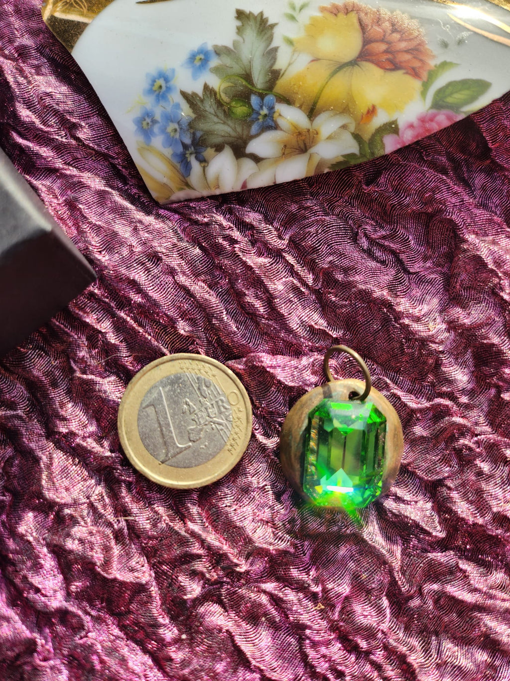 Colgante de esmeralda hecho a mano con colgante de cristal verde.