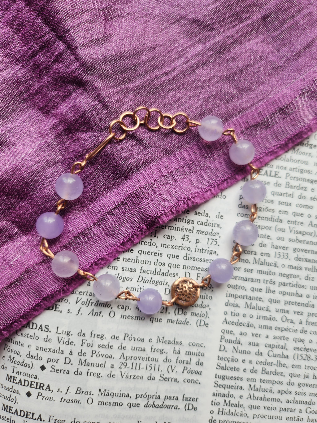 Pulsera de amatista y cobre hecha a mano