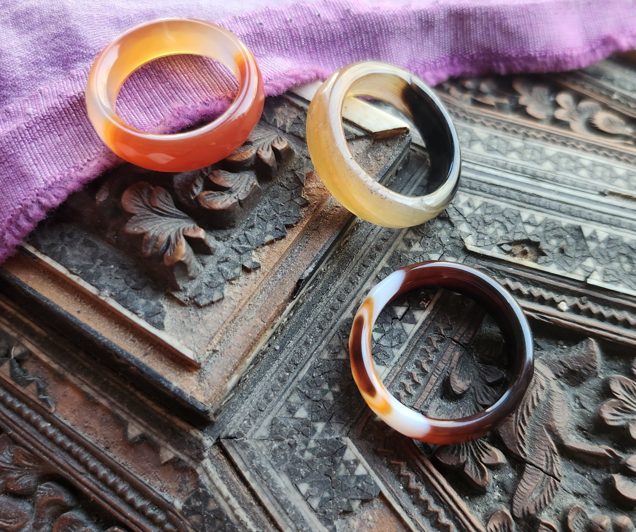Anillo de ágata naranja con corte facetado