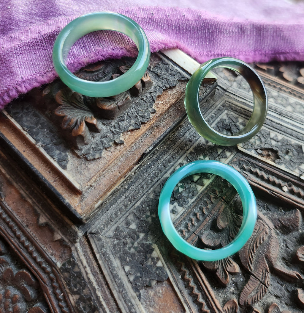Anillo de Ágata Verde con Talla Facetada