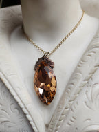 Colección Barroca Mística - Colgante de Bronce Hecho a Mano con Cristal Navette de Ámbar Claro
