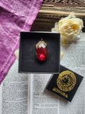 Colección Barroca Mística – Colgante de Bronce Hecho a Mano con Cristal en Forma de Lágrima Rojo Oscuro
