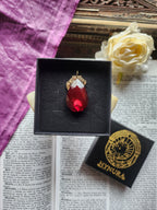 Colección Barroca Mística – Colgante de Bronce Hecho a Mano con Cristal en Forma de Lágrima Rojo Oscuro