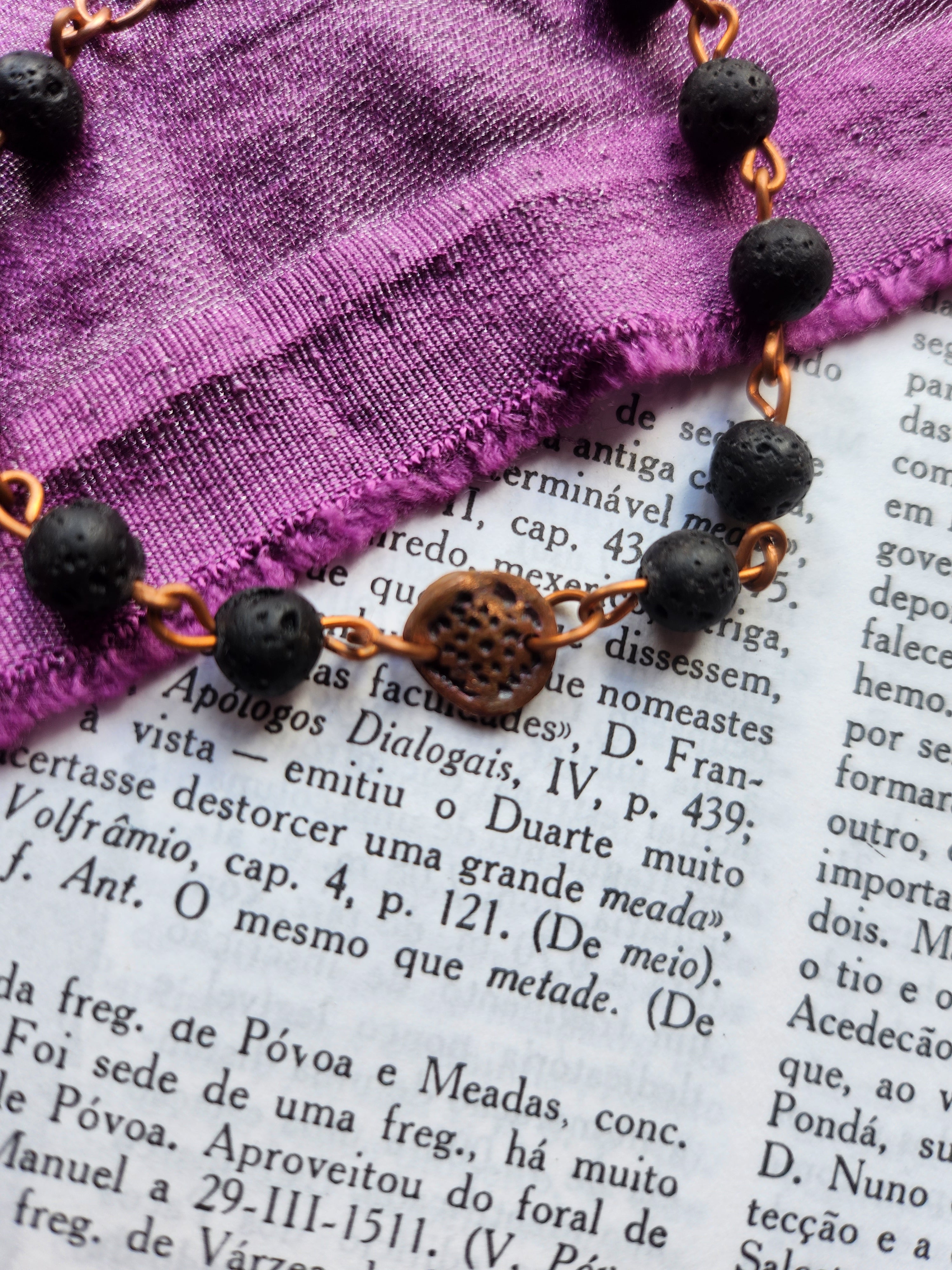 Pulsera artesanal de piedra volcánica y cobre