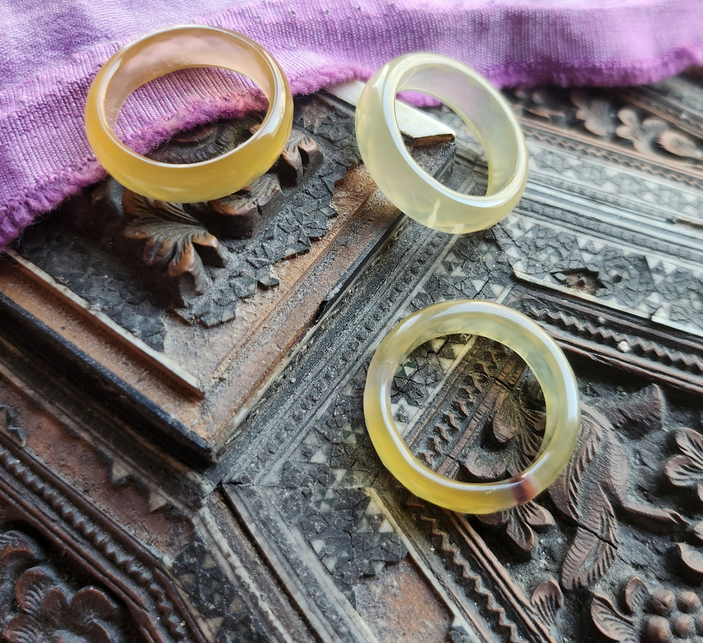 Anillo de ágata amarilla con corte facetado