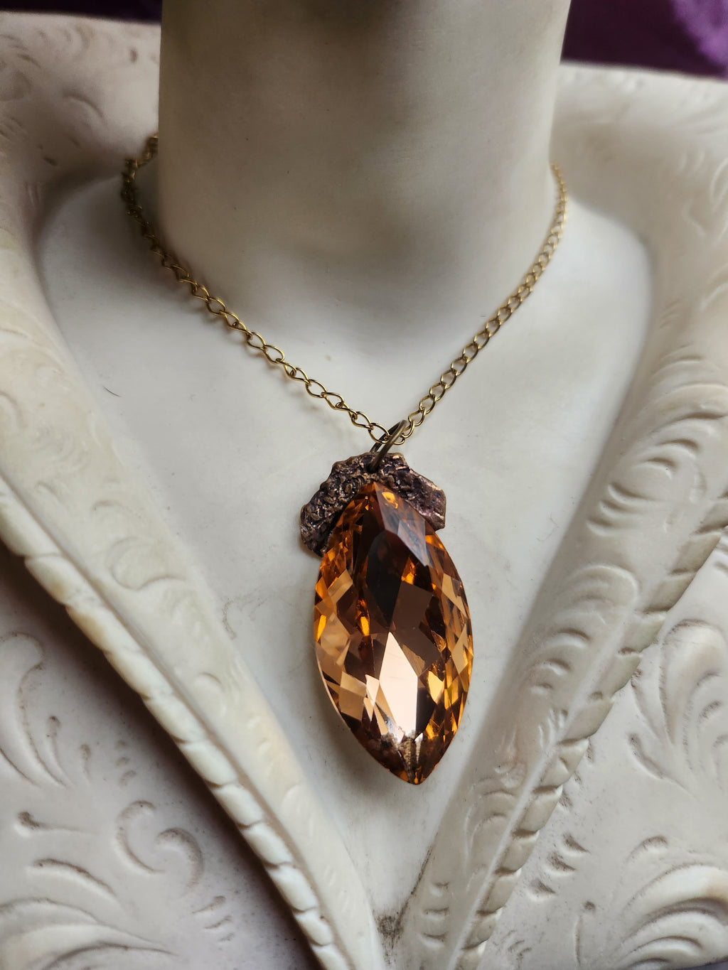 Colección Barroca Mística - Colgante de Bronce Hecho a Mano con Cristal Navette de Ámbar Claro
