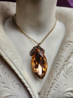 Colección Barroca Mística - Colgante de Bronce Hecho a Mano con Cristal Navette de Ámbar Claro