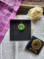 Colgante de esmeralda hecho a mano con colgante de cristal verde.