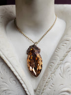 Colección Barroca Mística - Colgante de Bronce Hecho a Mano con Cristal Navette de Ámbar Claro