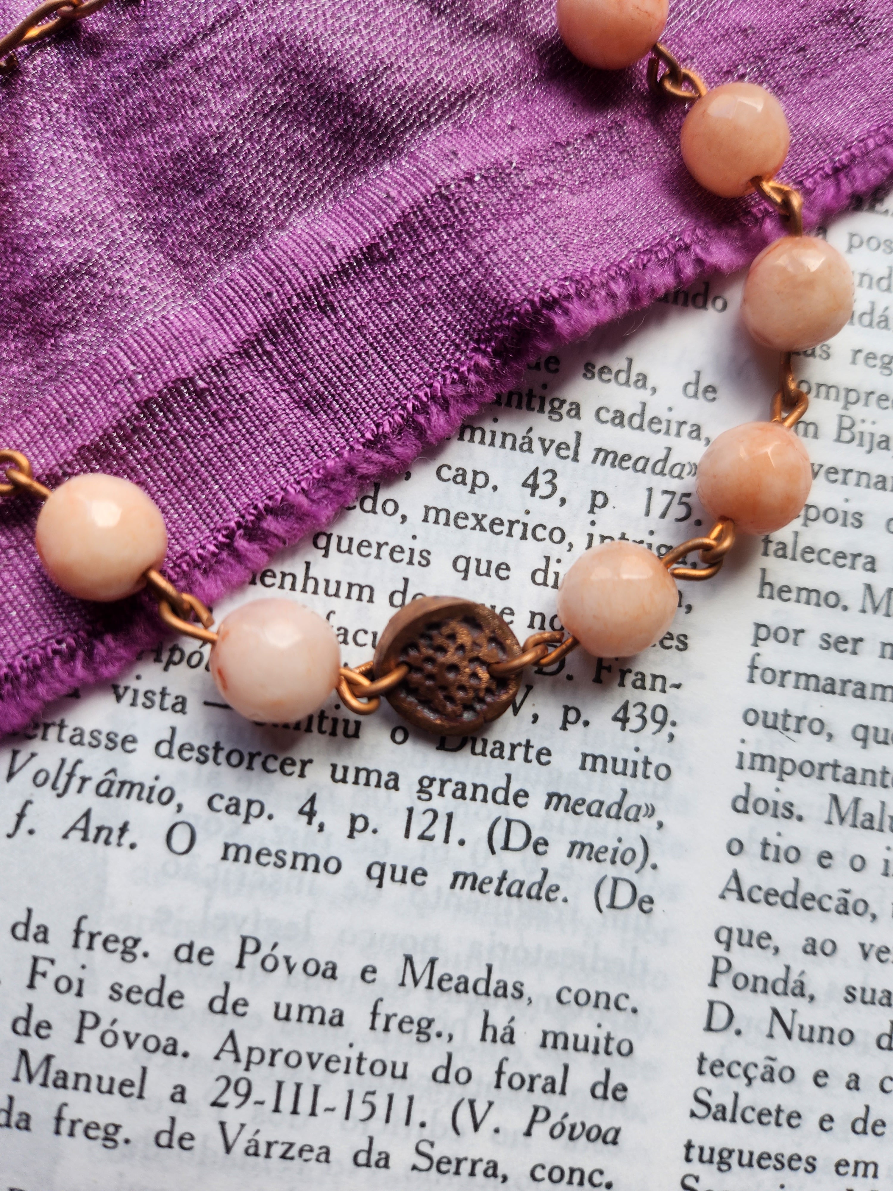 Pulsera artesanal de ópalo rosa y cobre