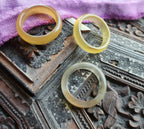 Anillo de ágata amarilla con banda pulida