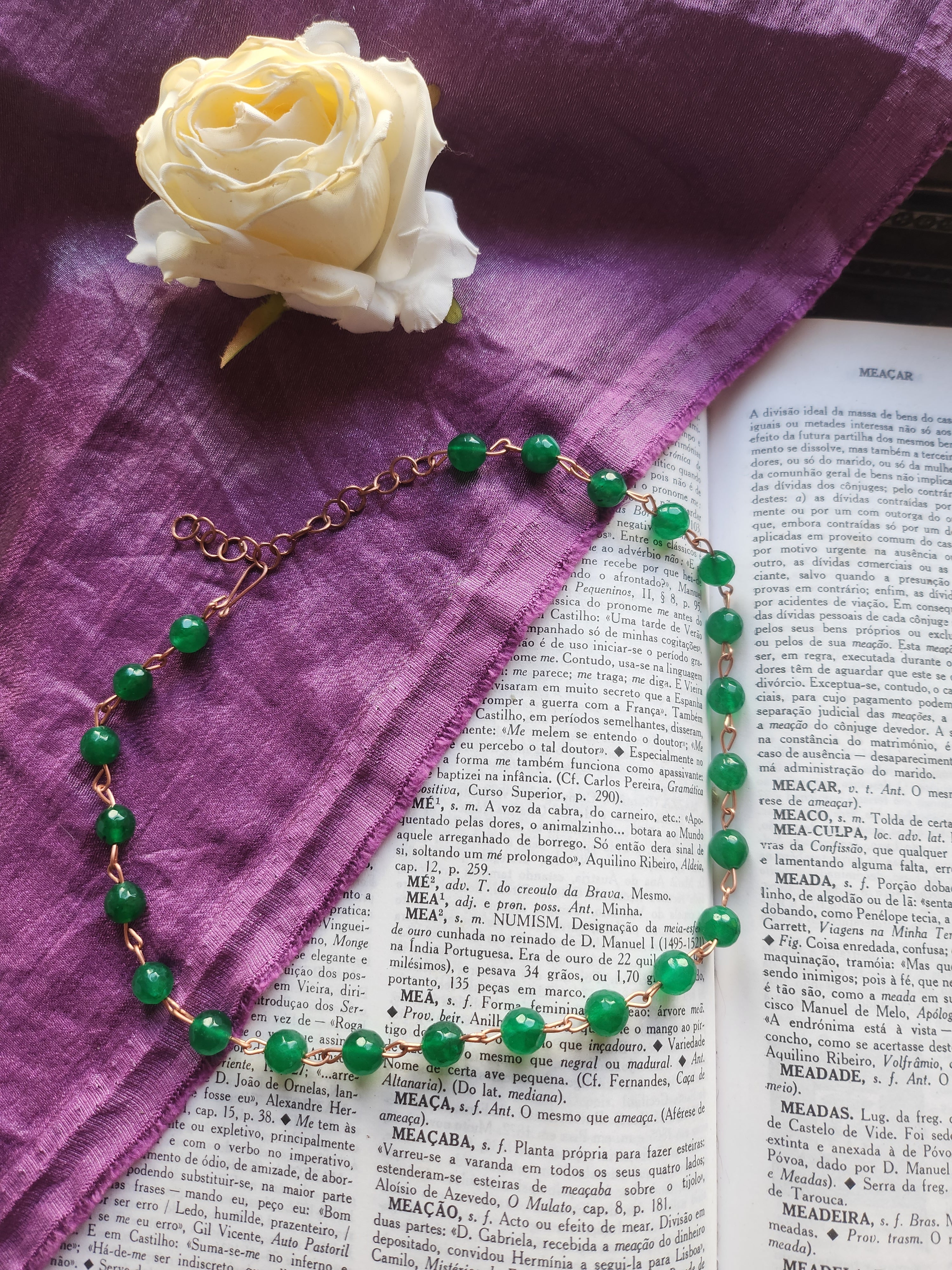 Collar de zafiro verde y cobre