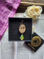 Medallón romano de bronce hecho a mano con cristal iridiscente.