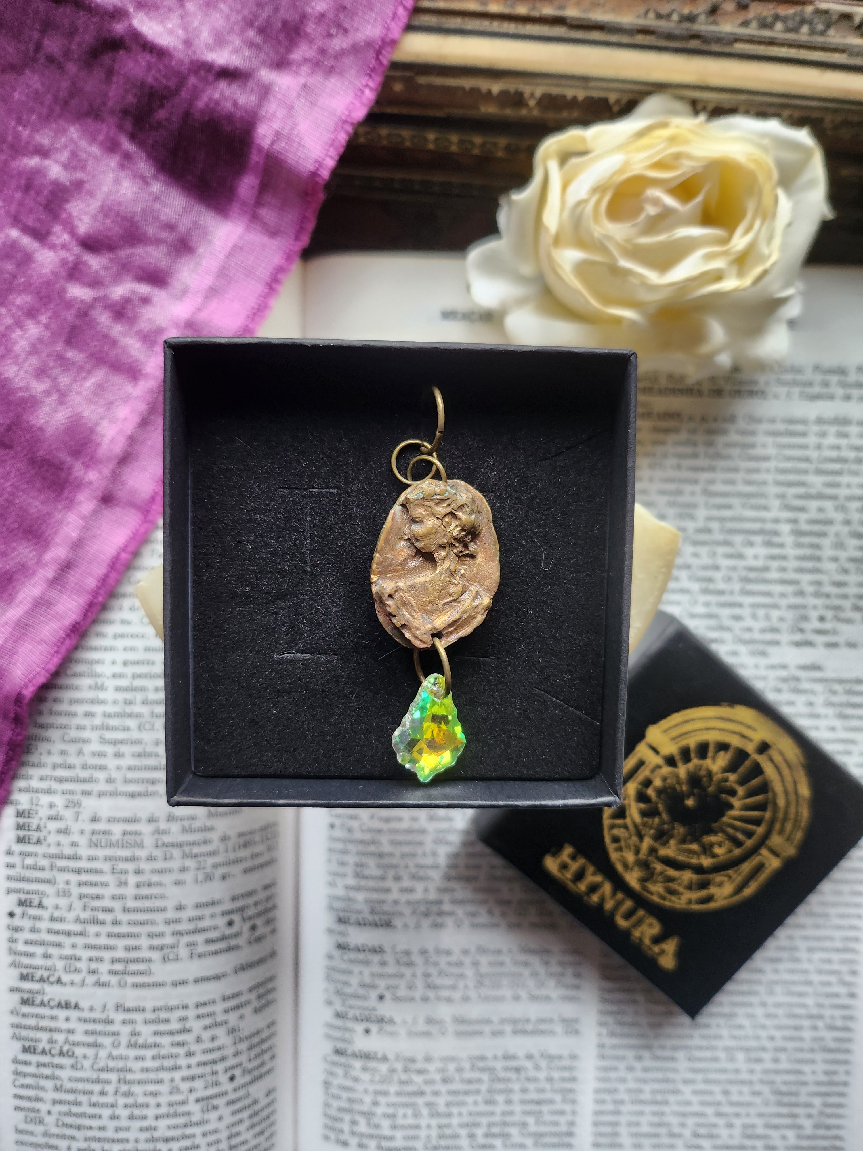 Medallón romano de bronce hecho a mano con cristal iridiscente.
