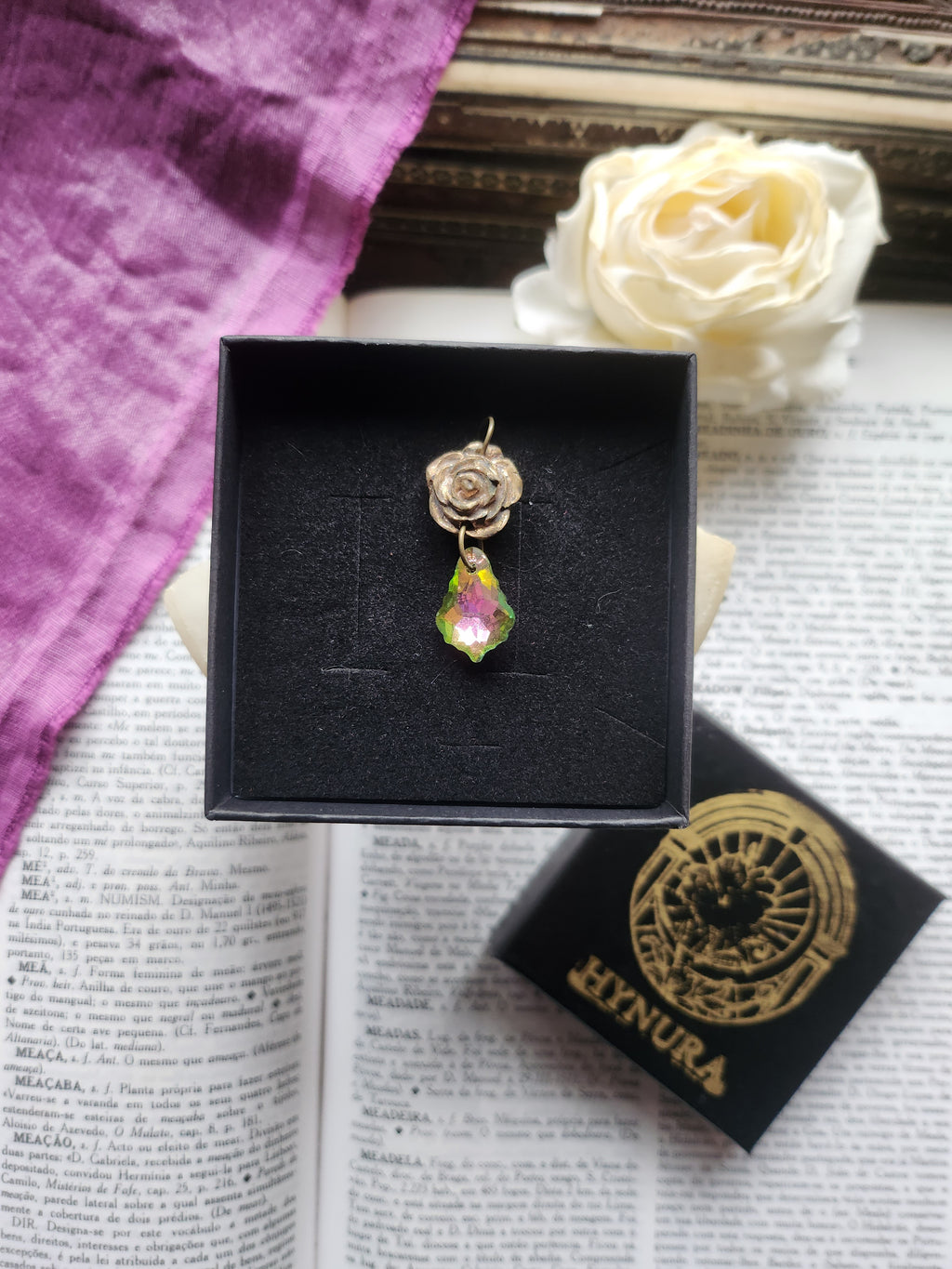 Colección Rosarium - Colgante de Rosa de Bronce Hecho a Mano con Cristales Verdes y Rosas