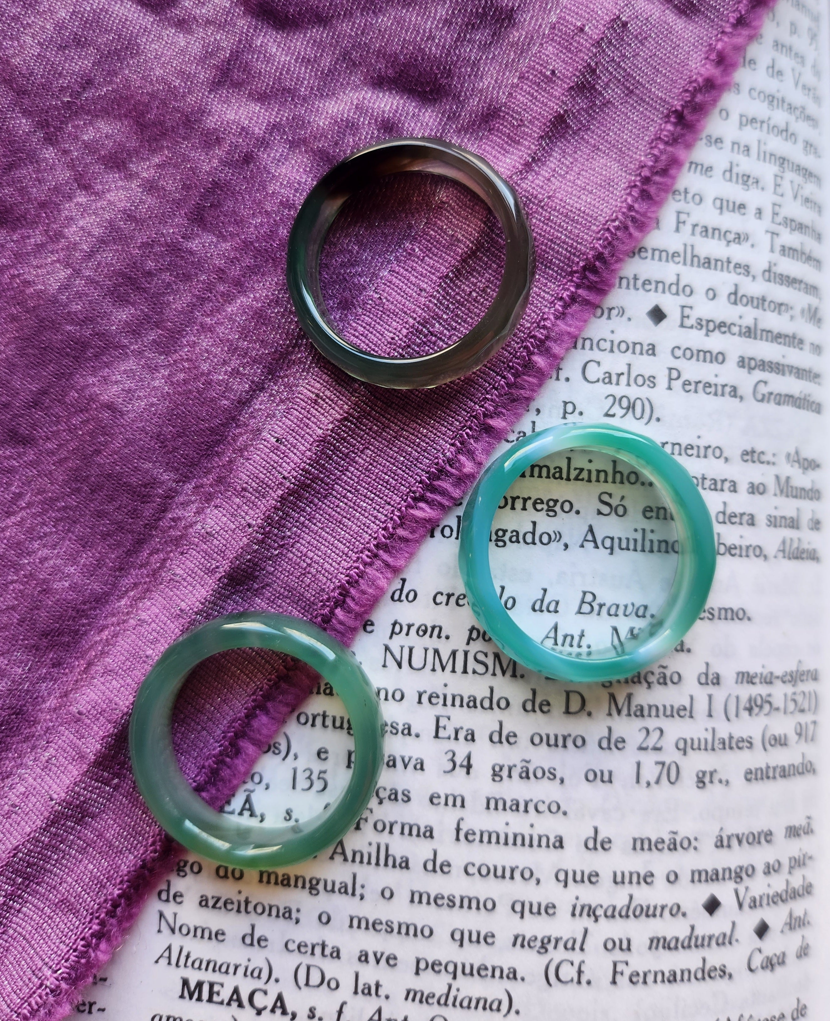 Anillo de Ágata Verde con Talla Facetada