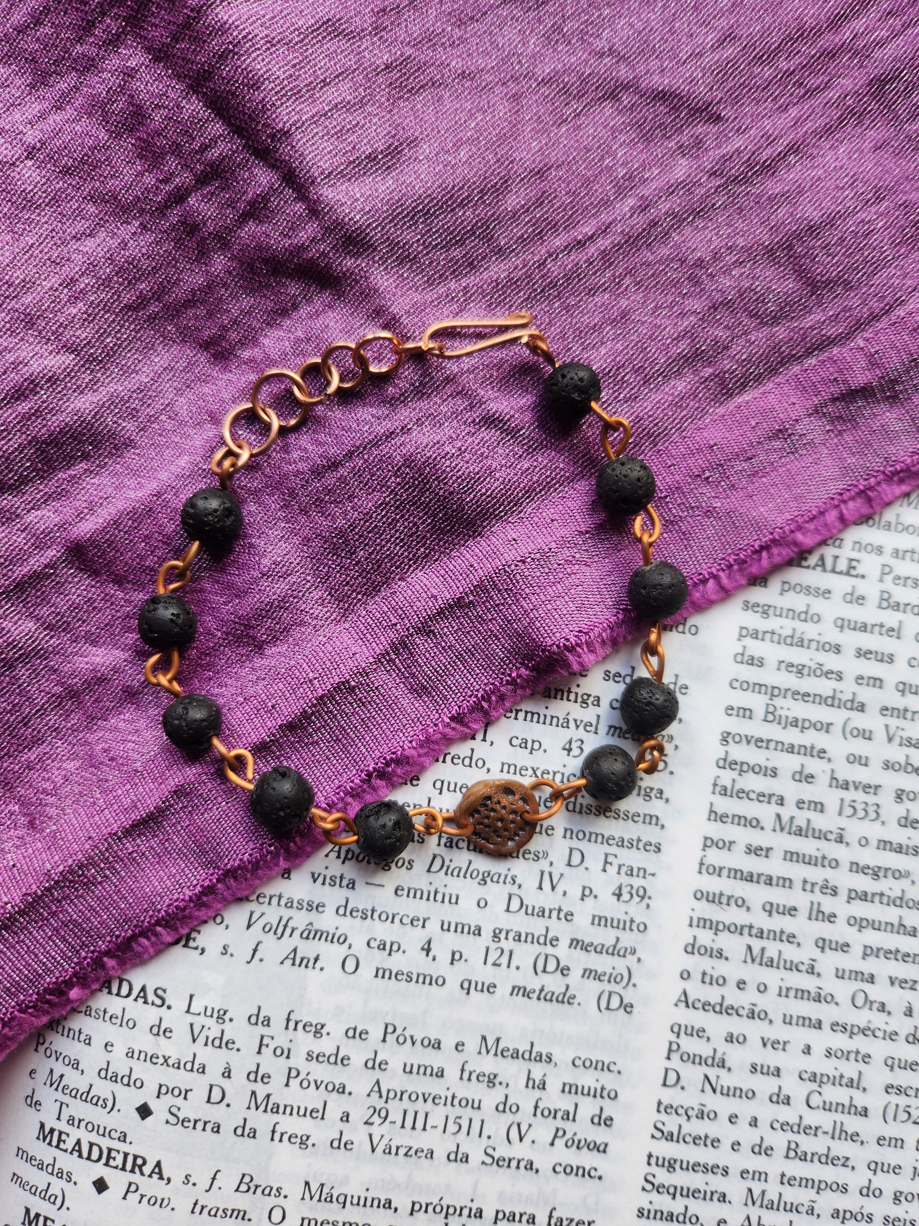 Pulsera artesanal de piedra volcánica y cobre