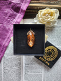 Colección Barroca Mística - Colgante de Bronce Hecho a Mano con Cristal Navette de Ámbar Claro